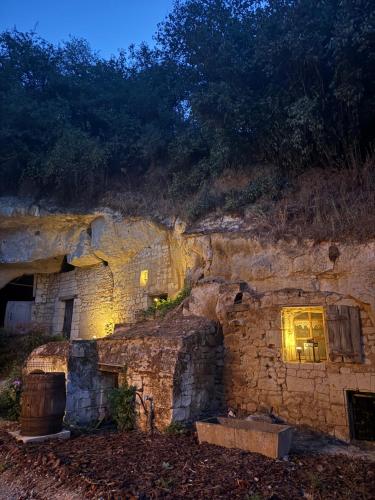 La vallée des grottes (La vallee des grottes) in Candes-Saint-Martin