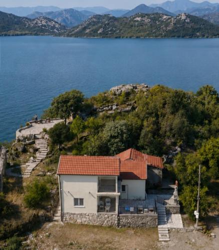 Bobija Village Skadar lake in Karuč