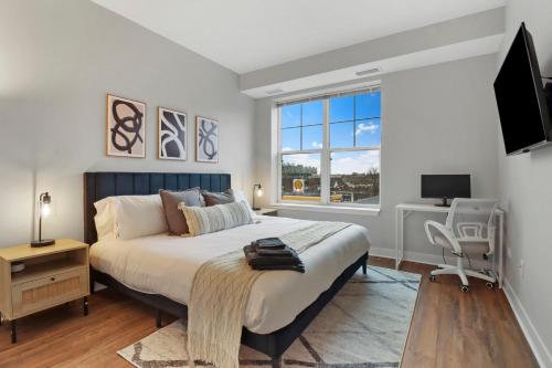 Downtown Elmhurst Luxury Apartments Near Metra & O'Hare with Pool, Gym, Parking & Theater in Elmhurst