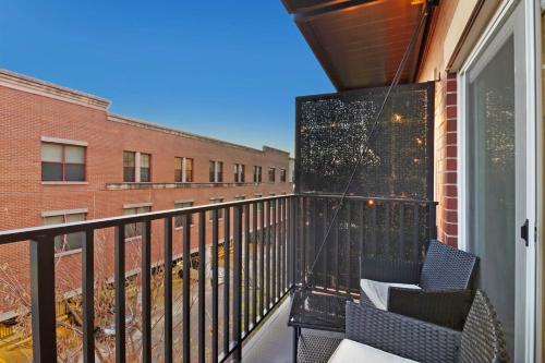 Erkély/terasz, Downtown Elmhurst Luxury Apartments Near Metra & O'Hare with Pool, Gym, Parking & Theater in Elmhurst