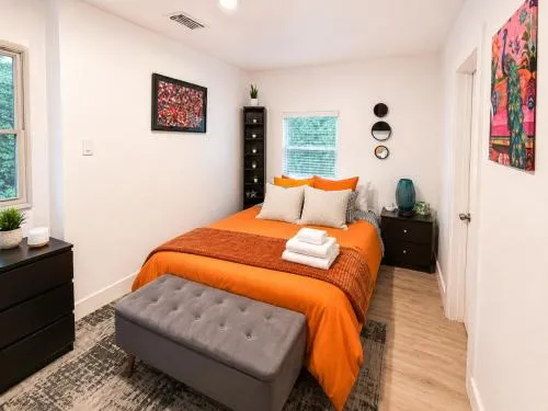 Quiet & Centrally located House - PRIVATE PARKING, LAUNDRY AND STORAGE FOR LUGGAGE photo 2