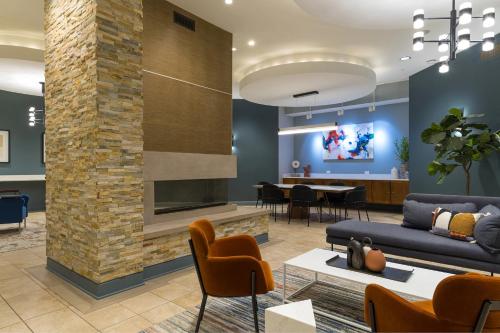Szórakozási lehetőségek, Downtown Elmhurst Luxury Apartments Near Metra & O'Hare with Pool, Gym, Parking & Theater in Elmhurst