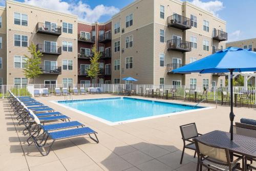 A szálláshely kívülről, Downtown Elmhurst Luxury Apartments Near Metra & O'Hare with Pool, Gym, Parking & Theater in Elmhurst