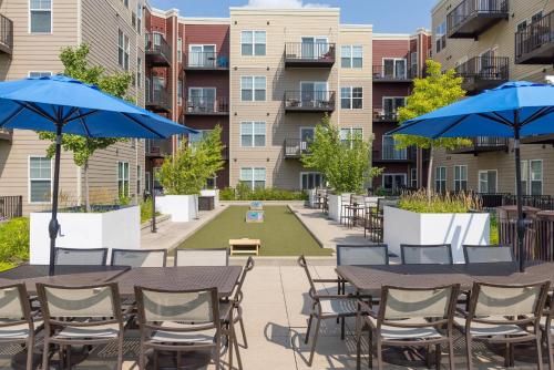 Létesítmények, Downtown Elmhurst Luxury Apartments Near Metra & O'Hare with Pool, Gym, Parking & Theater in Elmhurst