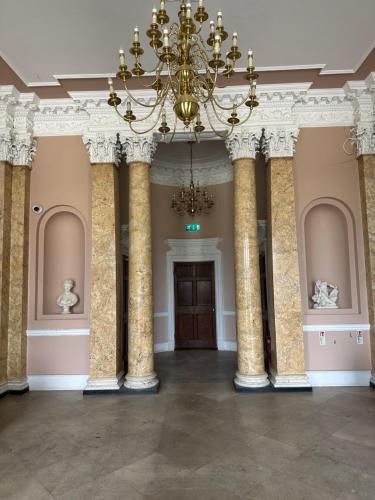 Ieeja, Uppercourt Manor in Dunmore