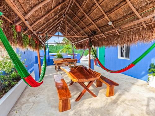 Luxury 6-Bed 6-Bath- An Entire Private Villa w-plung pool-5th Ave & Beach at walking distance