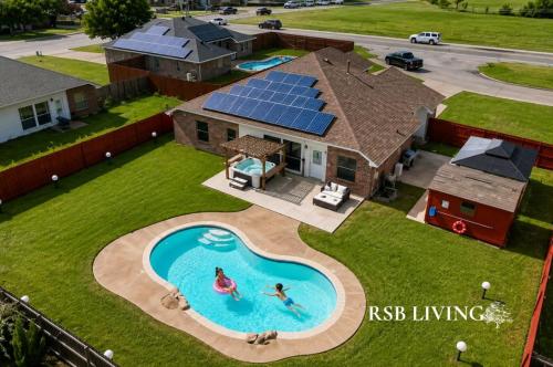5BR Holiday Getaway in DeSoto with Pool, Hot Tub & Cinema