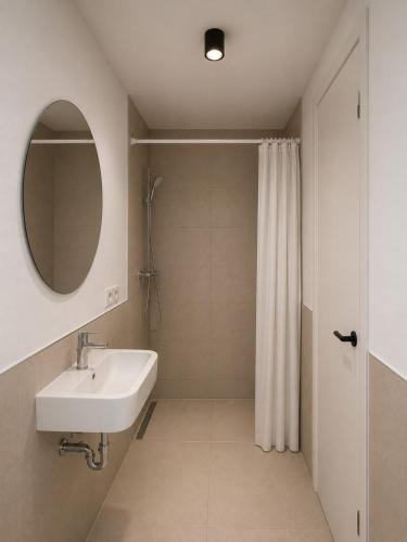 Modernes Apartment - Bis 5 Personen - Terasse & Küche & WLAN - W1 (Modernes Apartment - Bis 5 Personen - Terasse & Kuche & WLAN - W1) in Dormagen