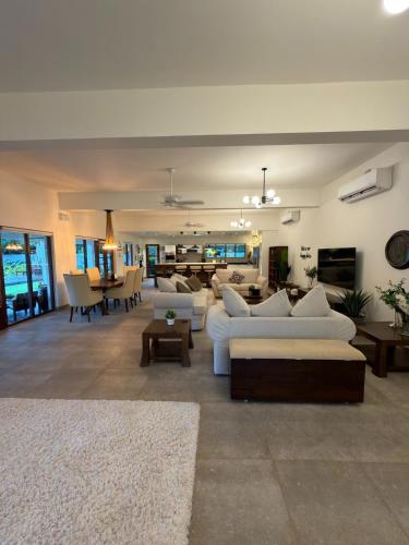 Private 4BR Villa Near Kabalana Beach Sleeps 8 - image 4
