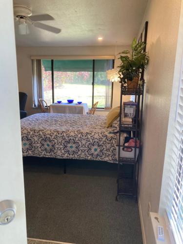 Hidden Cottage At Lilypond in Reedley