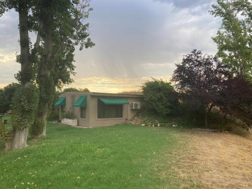 Hidden Cottage At Lilypond in Reedley