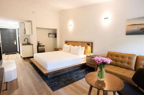 . Sunshine Lodge Inn
