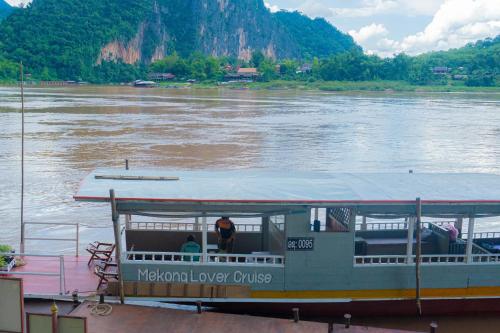 2 days Mekong cruise package with Mekong Lover Cruise from Houay Xay to Luang Prabang or Mekong crui - Houayxay