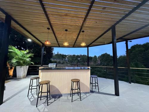 Alpine River Cabin with direct access to the river in Pinalito