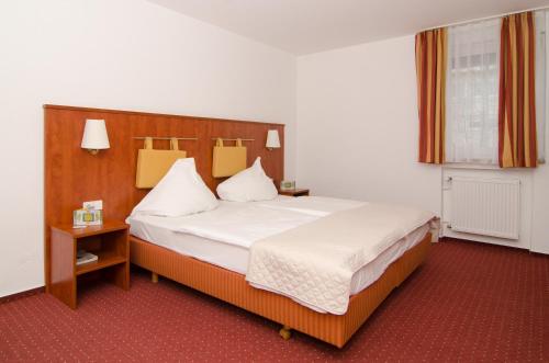 2 bedrooms, 4 beds