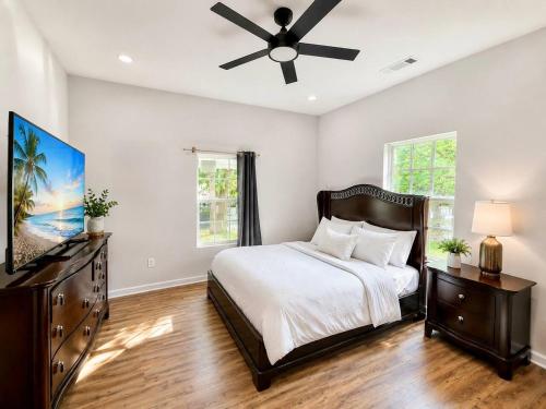 Bed, Modern Renovated 3BR Downtown Private House in Browns Mill Park