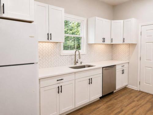 Kitchen, Modern Renovated 3BR Downtown Private House in Browns Mill Park