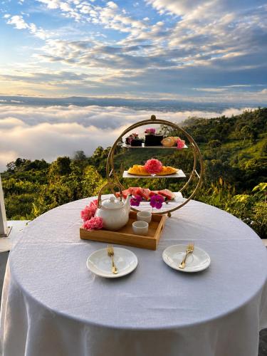 อาหารและเครื่องดื่ม, อะโบฟ เดอะ คลาวด์ส - เชียงราย (Above The Clouds - Chiang Rai) in ห้วยชมภู