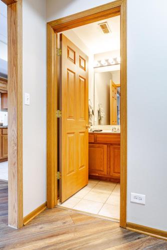 Spacious Condo in Chicago Ridge