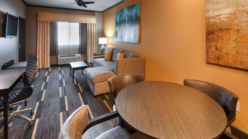 Best Western Plus Emerald Inn & Suites