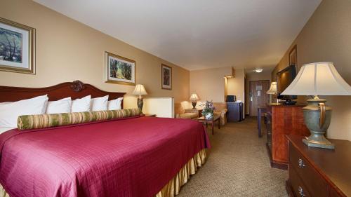 King Room with Walk-in Shower - Mobility Accessible/Non-Smoking