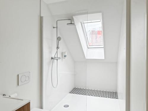 self check in 2 bedroom in Brussels - image 4