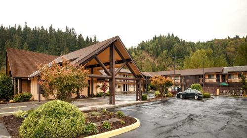 Oakridge Inn & Suites