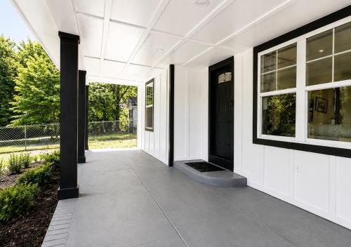 Exterior view, Modern Renovated 3BR Downtown Private House in Browns Mill Park