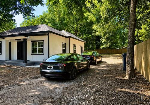 Exterior view, Modern Renovated 3BR Downtown Private House in Browns Mill Park