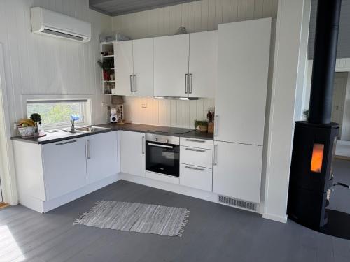köök, Sjøhytte med jacuzzi, sauna og panoramautsikt in Ballangen