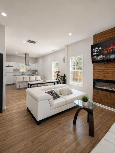 Facilities, Modern Renovated 3BR Downtown Private House in Browns Mill Park