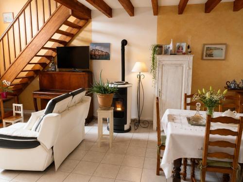 Koplietošanas atpūtas telpa ar TV, Villa 6 persons by Sweet Accommodation in Brue-Auriac