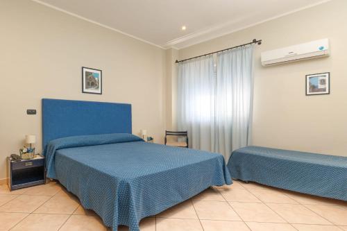 1 queen bed, 2 twin beds
