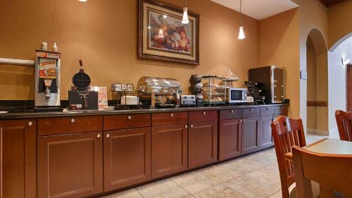 Best Western Plus New Caney Inn & Suites