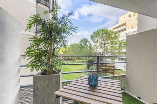 Beautiful Port Marianne Apt, Private Parking, 4 people in La Lironde