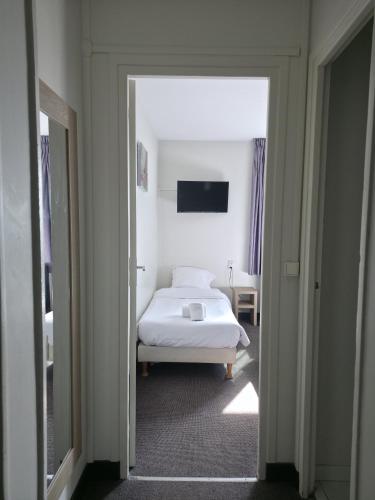 1 double bed, 1 twin bed