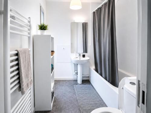 Bright Studio with Balcony, Tram 17, Gaillard, Geneva in Gaillard