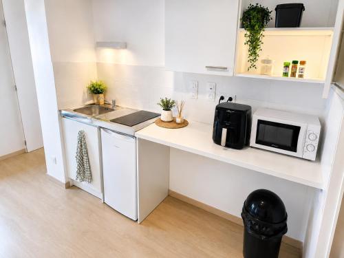 Bright Studio with Balcony, Tram 17, Gaillard, Geneva in Gaillard