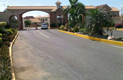 Instalaciones, Caribbean Estate AJ in Portmore
