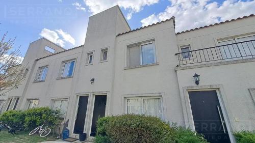 Moderno Dúplex con Jardín en Barrio Cerrado, Pilar