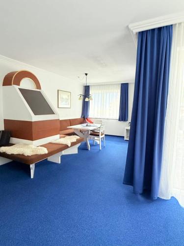 1 queen bed, 1 double bed