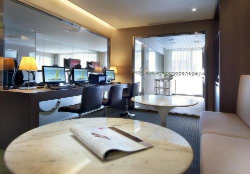 Shared lounge/TV area, Park City Hotel Central Taichung in Taichung