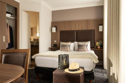 2 double beds, 1 twin bed