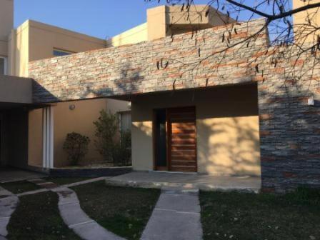 Casa barrio cerrado con 24-Horas de seguridad en Chacras de coria Mendoza