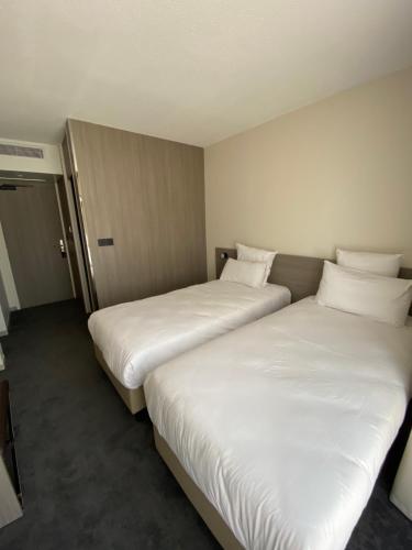 2 twin beds