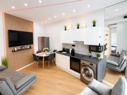 ห้องส่วนกลางสำหรับนั่งเล่น/ดูทีวี, VIBE S36 Apartman Modern & Garden in วาราเลีย