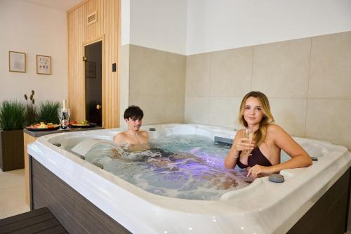 Гореща вана, Hotel Wellness Radnice Dobrovice in Holé Vrchy