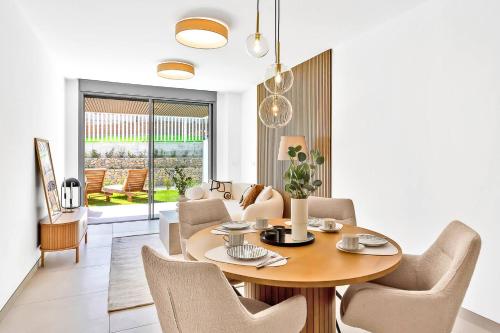 Marbella Beachside Retreat w Pool, Gym & Terrace