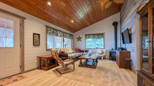 Silver Fox Lakehouse - Private Hot Tub & Fire Pit in Deka Lake (BC)