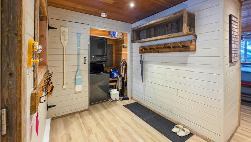 Silver Fox Lakehouse - Private Hot Tub & Fire Pit in Deka Lake (BC)